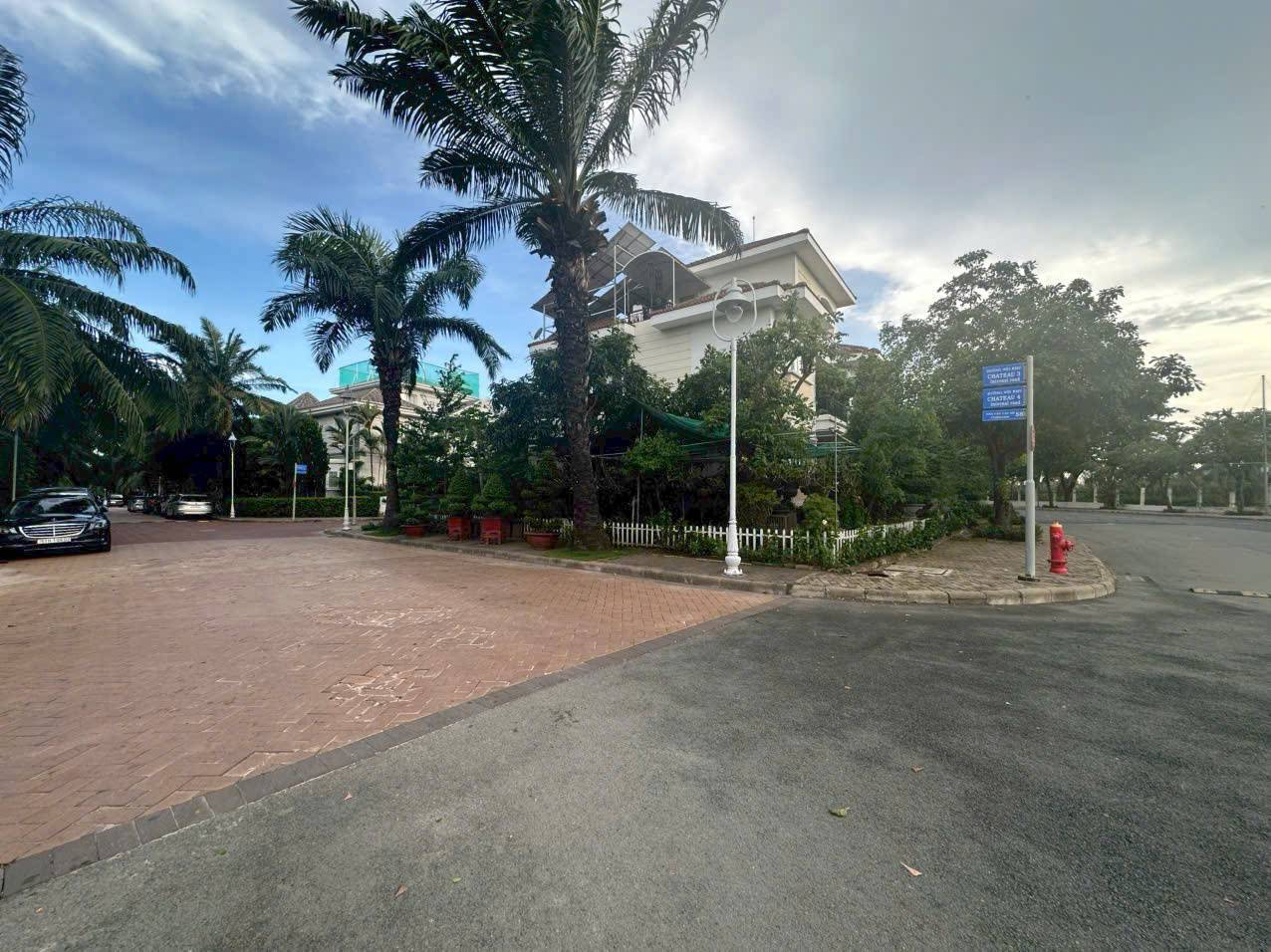 Biệt Thự Chateau Phú Mỹ Hưng – Lâu Đài Góc 3 Mặt Tiền, Giá 300 Tỷ